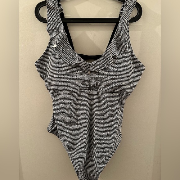 White and navy one piece - Picture 1 of 3